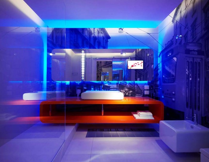 Niebieskie podświeltenie lustra i łazienki